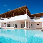 Villa Dedalos - Spacious Luxury With Heated Pool In Puerto Calero
