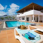 Dedalos - Spacious Luxury With Heated Pool In Villa