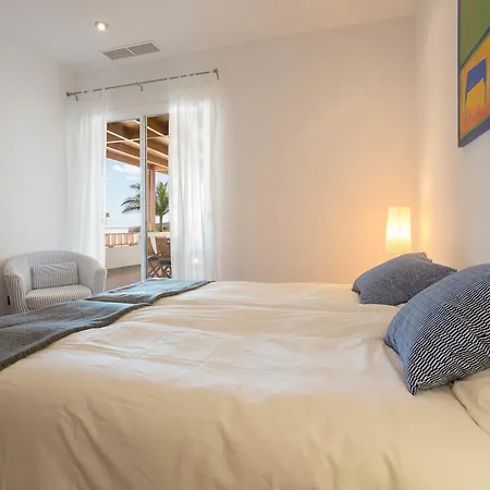 Dedalos - Spacious Luxury With Heated Pool In