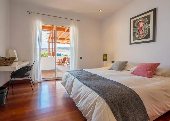 Dedalos - Spacious Luxury With Heated Pool In