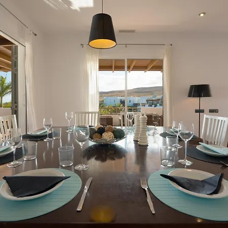 Villa Dedalos - Spacious Luxury With Heated Pool In