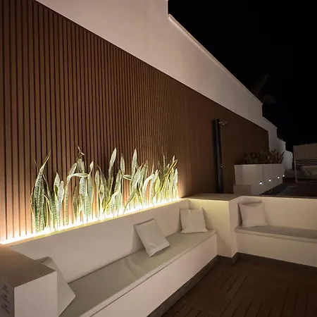 Dedalos - Spacious Luxury With Heated Pool In Willa