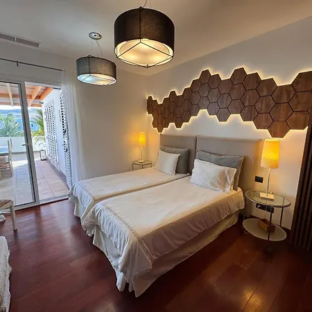 Villa Dedalos - Spacious Luxury With Heated Pool In