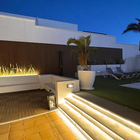 Dedalos - Spacious Luxury With Heated Pool In