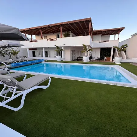 Dedalos - Spacious Luxury With Heated Pool In