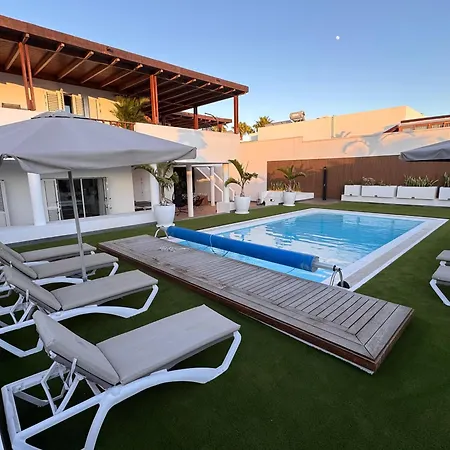 Villa Dedalos - Spacious Luxury With Heated Pool In