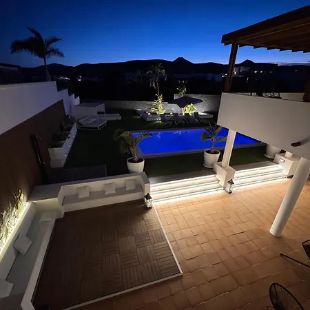 Villa Dedalos - Spacious Luxury With Heated Pool In