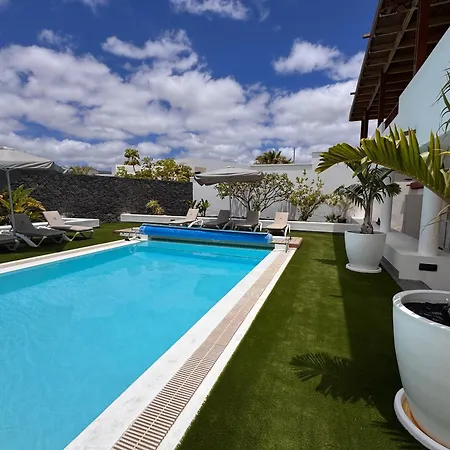 Dedalos - Spacious Luxury With Heated Pool In