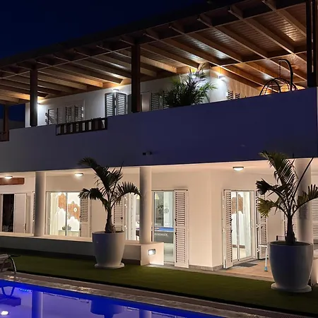 Villa Dedalos - Spacious Luxury With Heated Pool In Puerto Calero