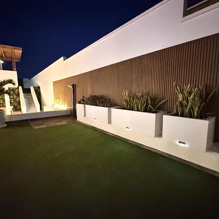 Dedalos - Spacious Luxury With Heated Pool In