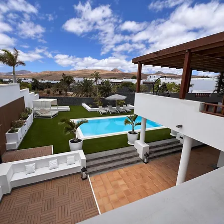 Dedalos - Spacious Luxury With Heated Pool In