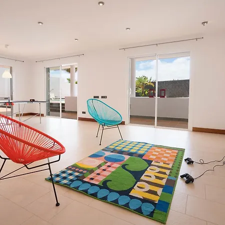 Dedalos - Spacious Luxury With Heated Pool In