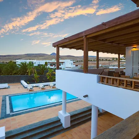 Villa Dedalos - Spacious Luxury With Heated Pool In Puerto Calero