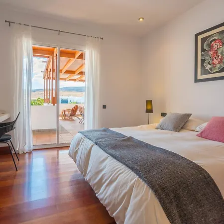 Dedalos - Spacious Luxury With Heated Pool In