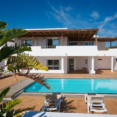 Dedalos - A Luxury Large With A Heated Pool In 别墅 *