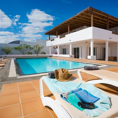 Dedalos - Spacious Luxury With Heated Pool In Villa