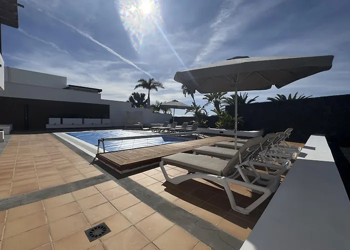 Dedalos - Spacious Luxury With Heated Pool In 빌라