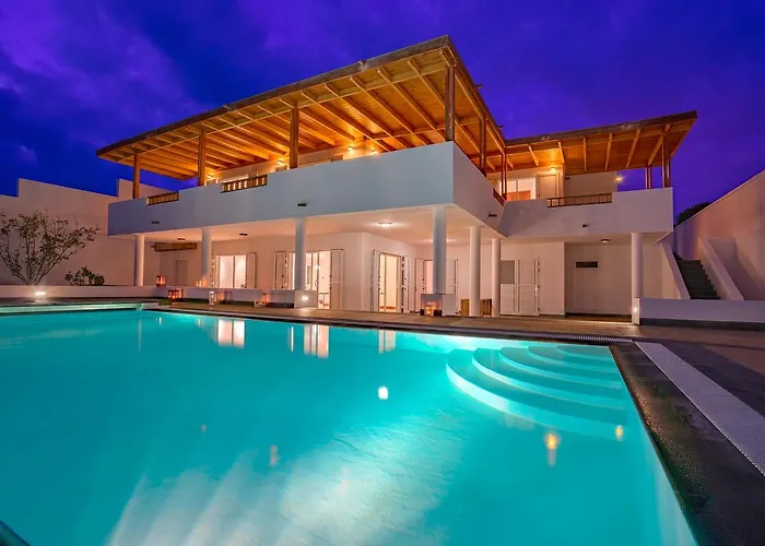 Dedalos - Spacious Luxury With Heated Pool In 푸에르토카레로