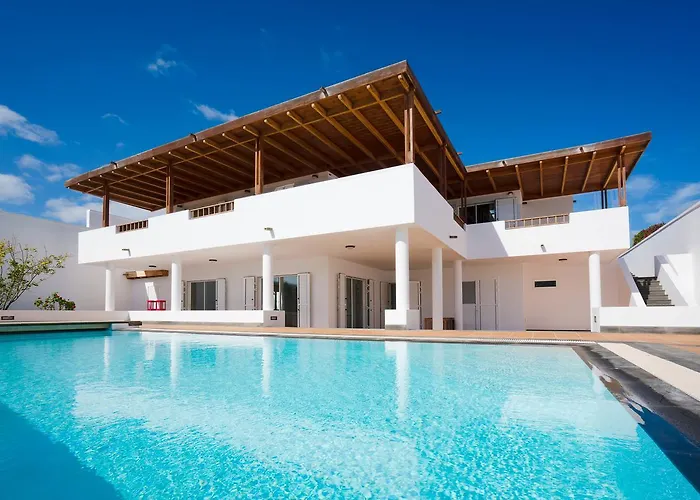 Villa Dedalos - Spacious Luxury With Heated Pool In Puerto Calero