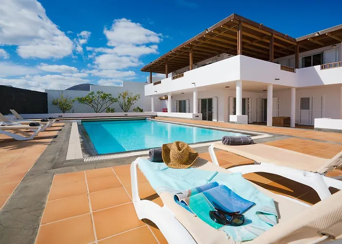 Dedalos - Spacious Luxury With Heated Pool In 빌라