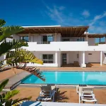 Dedalos - Spacious Luxury With Heated Pool In Willa *